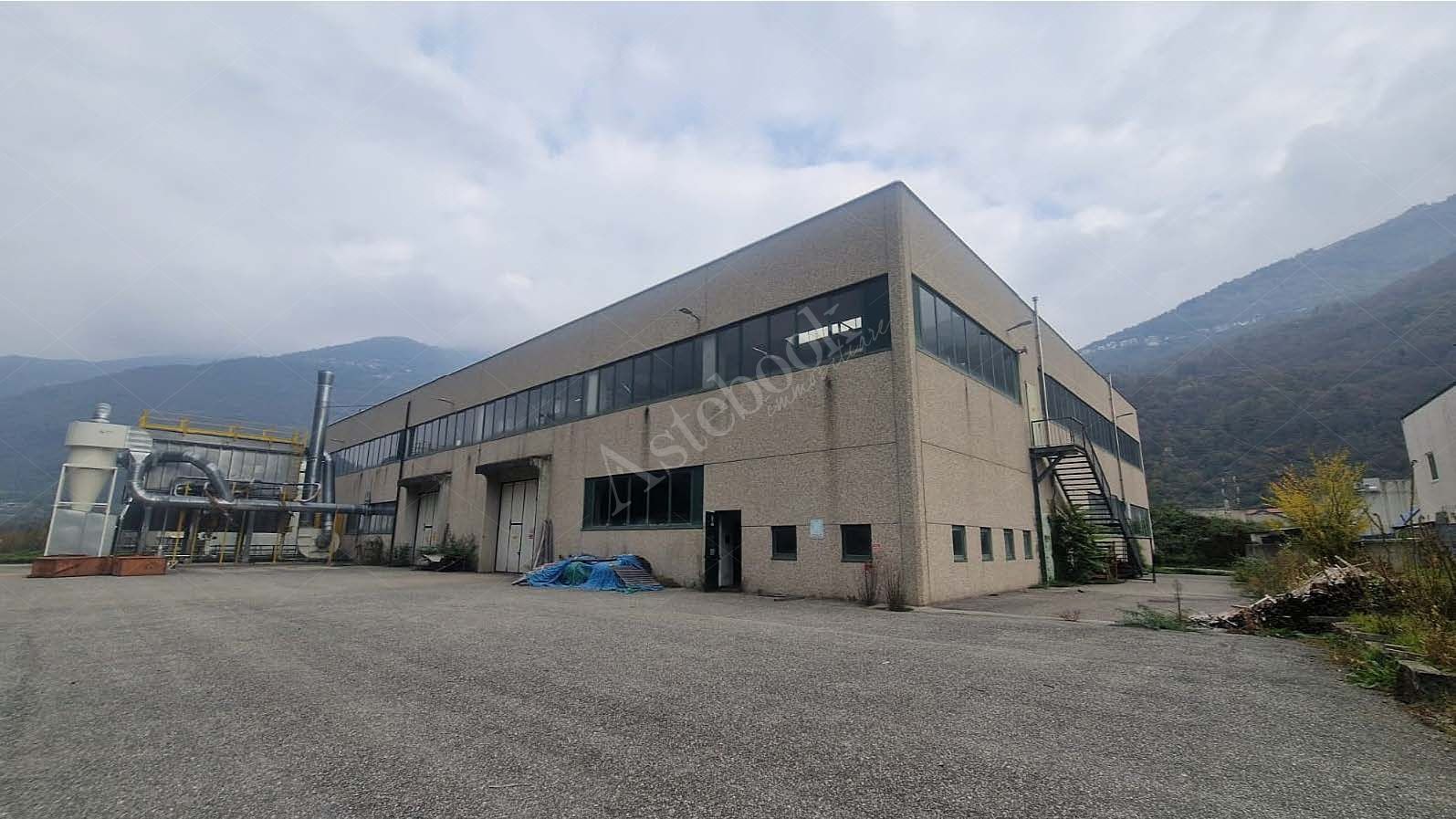 Capannone su due livelli con terreno ed impianto fotovoltaico in Taceno