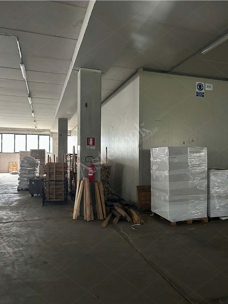 Capannone su due livelli con terreno ed impianto fotovoltaico in Taceno