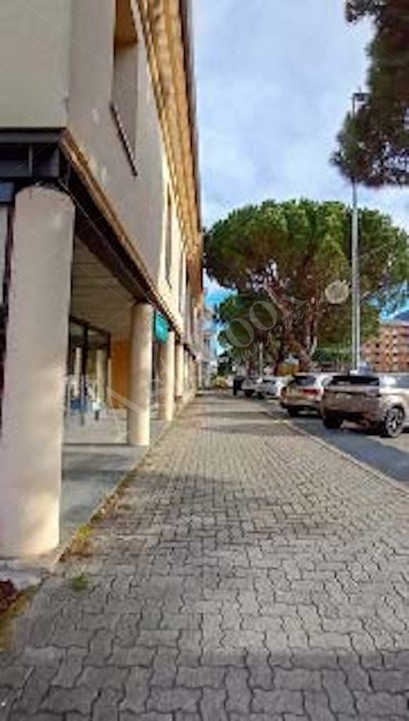 Appartamento al terzo piano con due box e cantina in Colico