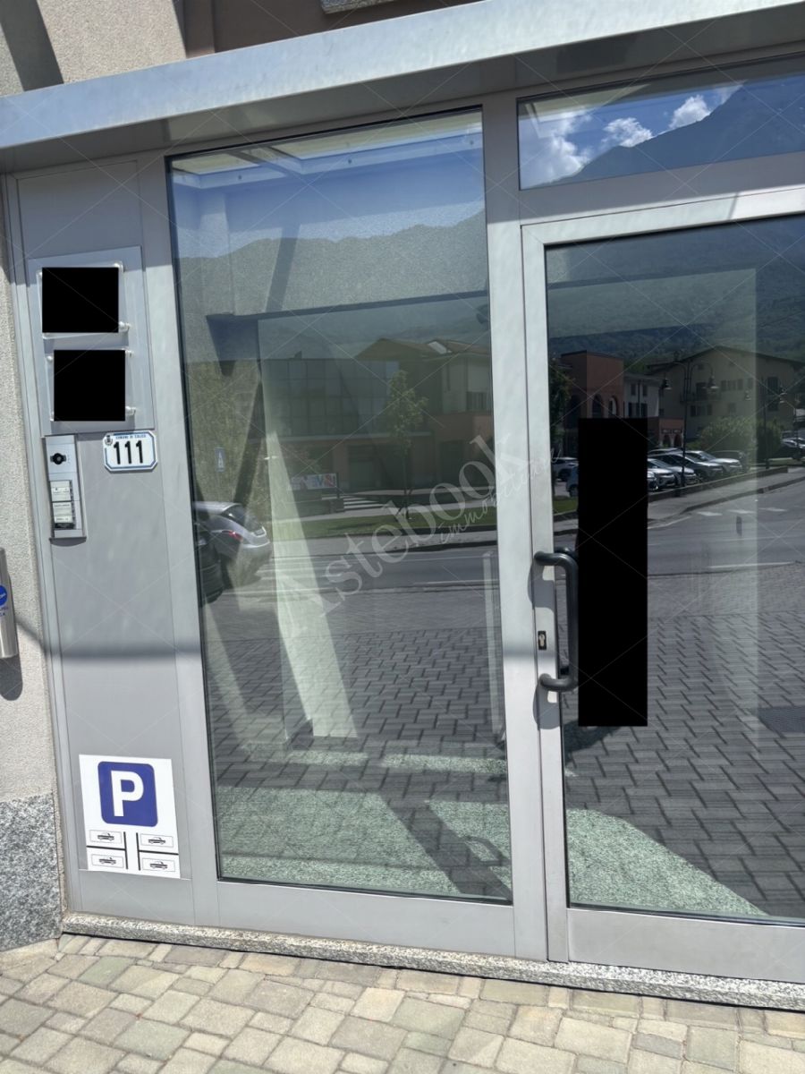 Appartamento al terzo piano con due box e cantina in Colico