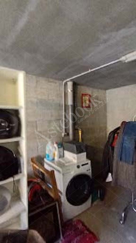 Due box e una cantina al piano interrato in Colico