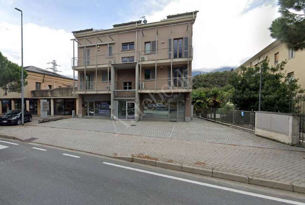 Due box e una cantina al piano interrato in Colico